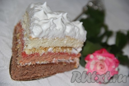 Посмотрите, какой красивый разрез у этого бисквитного торта с белковым кремом.