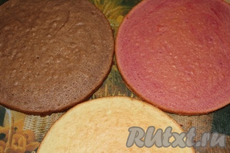 Готовые коржи, достав из формы, хорошо остудить.