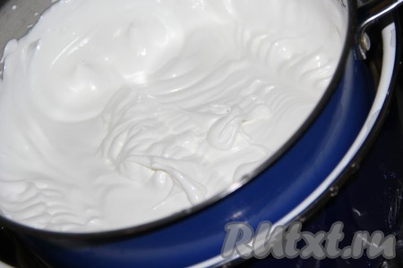 Затем перенести кастрюлю с белками на водяную баню, огонь уменьшить до среднего. Главное, чтобы дно кастрюли с белками не касалось воды, иначе белки запекутся (можно прежде чем взбивать, поставить кастрюлю в кастрюлю и проверить не мокрое ли дно, лишнюю воду слить). На водяной бане взбивать белки 5 минут на средней скорости, потом добавить лимонную кислоту и ещё 5 минут взбивать на большой скорости. Снять кастрюлю со взбитыми белками с водяной бани, поставить поверх кастрюли с холодной водой и взбивать белковый крем до охлаждения (примерно, 1-2 минуты).
