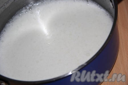 Заранее подготовить водяную баню (подогреть воду в кастрюле большего размера). В белки добавить сахар и взбить миксером, примерно, в течение минуты.