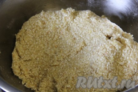 Постепенно подсыпая оставшуюся муку, замесить однородное, слегка липнущее к рукам тесто.