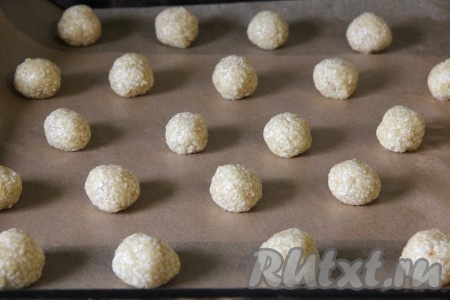 Противень застелить пергаментной бумагой, сформировать маленькие шарики из теста (я руки слегка смочила водой, чтобы тесто не липло к рукам) и выложить их на противень на расстоянии 2-3 см друг от друга.