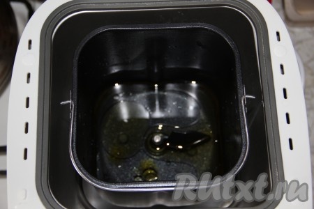 В чашу хлебопечки выливаем сначала воду и растительное масло, затем муку, по углам чаши кладём сахар и соль, в середину - дрожжи. Выпекаем пшеничный хлеб на &nbsp;программе хлебопечки "Основной", средняя корочка, вес 750 грамм.
