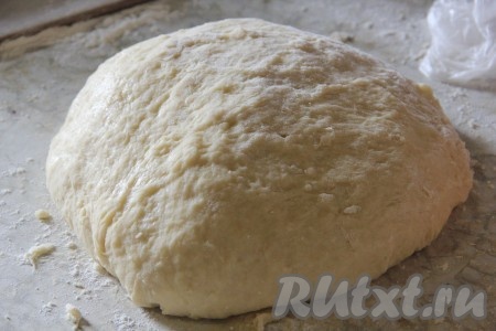 Вымешиваем тесто руками не менее 10-15 минут. Тесто должно получиться мягким, нежным, незабитым. Оставляем его минут на 60 для подъёма в тёпле, накрыв полотенцем. Готовое тесто должно увеличиться вдвое, перекладываем его на рабочую поверхность, обминаем.
