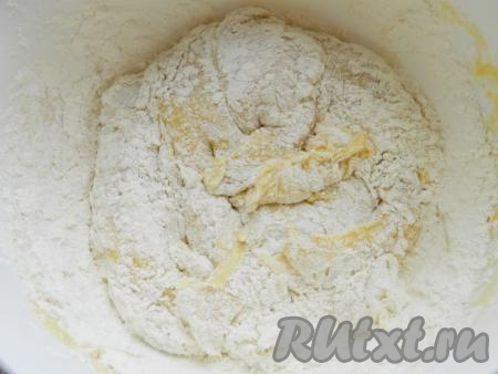 Молоко подогреваем до тёплого состояния (температура должна быть не более 40 градусов). В глубокой посуде в тёплом молоке растворяем дрожжи, 1 столовую ложку сахара и 1 стакан муки от общего количества, затем накрываем получившуюся опару полотенцем и оставляем в тепле на 1 час. За это время опара покроется пузырьками и увеличится в объёме. Теперь можно заняться замешиванием сдобного дрожжевого теста для булочек. Для этого в отдельной миски венчиком яйца взбиваем с оставшимся сахаром, добавляем соль, растительное масло и нашу готовую опару, перемешиваем. Сливочное масло растапливаем (если масло горячее, его нужно остудить до комнатной температур) и добавляем в тесто. Оставшуюся муку просеиваем и добавляем в миску постепенно, ориентируясь на консистенцию теста.