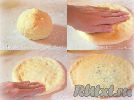 "Клубочек" перевернуть узелком вниз. Тыльной стороны руки и пальцами равномерно разминайте тесто в &nbsp;лепешку, диаметром 23 см.