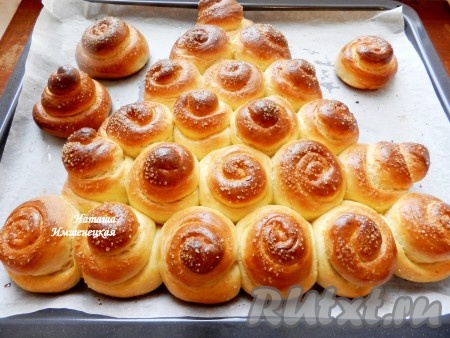 Выпекать сдобные ванильные булочки в разогретой до 200 градусов духовке в течение 25 минут (до красивого золотистого цвета дрожжевого теста).