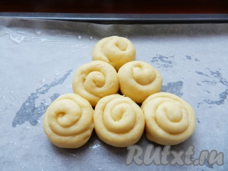 Когда дрожжевое тесто, замешанное на желтках, подойдёт во второй раз, можно формовать из него дрожжевые булочки. Так как тесто очень пластичное и податливое, из него можно приготовить булочки различной формы. Я сделала булочки-завитушки. Противень застелить бумагой для выпечки, смазанной растительным маслом. От теста брать небольшие кусочки, делать из них руками жгутики и сворачивать их по спирали, получаются завитушки.