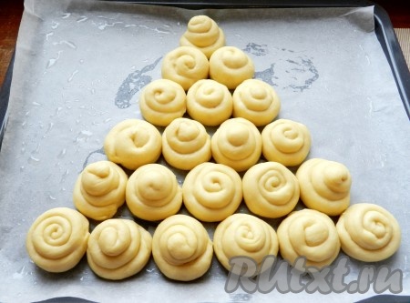 Я решила выложить булочки на противне достаточно близко друг к другу в виде треугольника, как на фото, напоминающего новогоднюю ёлку.