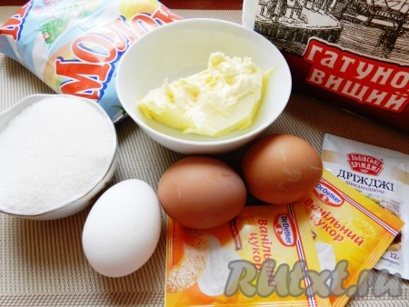 Подготовить продукты для приготовления ванильных булочек из дрожжевого теста. Сливочное масло достать заранее, чтобы оно согрелось до комнатной температуры. 