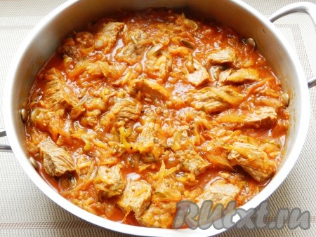 Влить бульон, в котором варилось мясо, примерно 250 мл. Количество бульона может быть больше или меньше, в зависимости от желаемой густоты готового блюда. Посолить, добавить измельченный или пропущенный через пресс чеснок, приправить специями и готовить на медленном огне под крышкой еще 20 минут. За несколько минут до готовности добавить мелко нарубленную зелень.