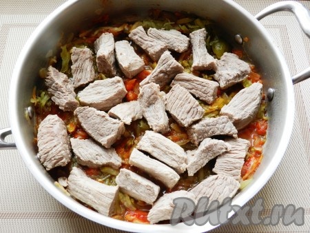 Мясо вынуть из бульона и переложить в сковороду к огурцам и луку.