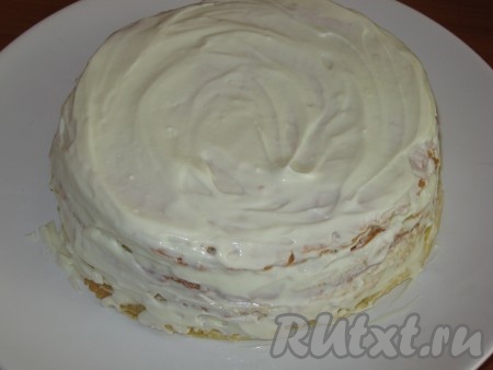 Верх торта и бока хорошо обмазать кремом. 