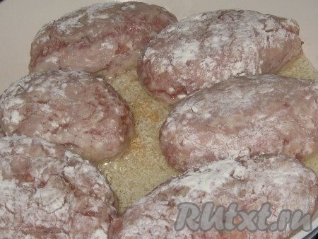 Аккуратно защипнуть фарш, сформировать котлеты, обвалять их в муке и обжарить на среднем огне с двух сторон до румяного цвета.
