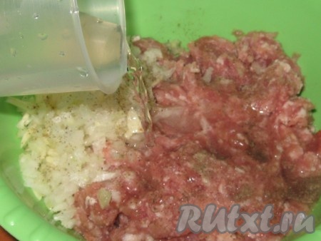 Вторую луковицу, чеснок мелко-мелко нашинковать, добавить к фаршу, посолить, поперчить, добавить 100 мл ледяной воды или 5-6 измельченных кубиков льда - все быстро перемешать.
