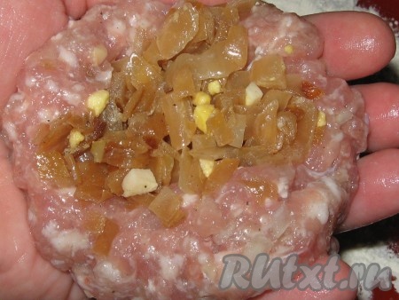 Затем взять порцию фарша в руку (руки обязательно смочить водой, так фарш не будет прилипать), положить по 1-2 чайной ложки начинки.
