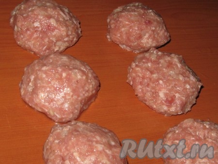 Фарш разделить на одинаковые части (у меня 6).
