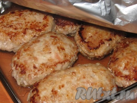 Затем переложить мясные зразы с капустой и яйцом в жаропрочную емкость, вылить масло, на котором жарились зразы, накрыть форму крышкой (если есть) или фольгой и поставить в духовку, потомить при минимальной температуре 20-30 минут.
