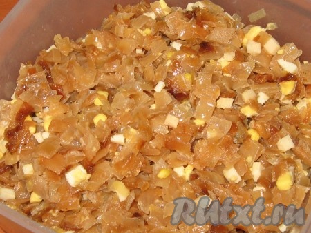 Для приготовления начинки для зраз капусту и одну луковицу мелко нашинковать, жарить-тушить до готовности, яйца отварить, нарезать маленьким кубиком и подмешать к капусте.
