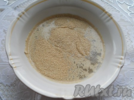 В воде распустить сухие дрожжи с 1 чайной ложкой сахара.
