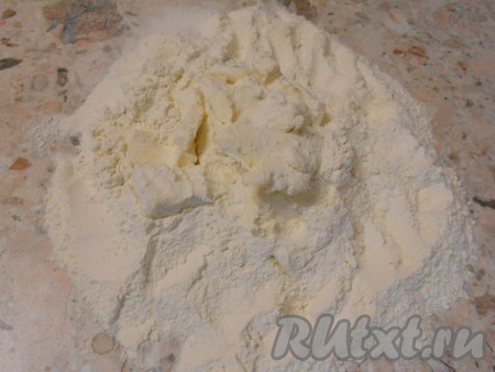 Просеять муку на стол, смешать с солью и оставшимся сахаром. В муку порезать кусочками (или натереть) сливочное масло.