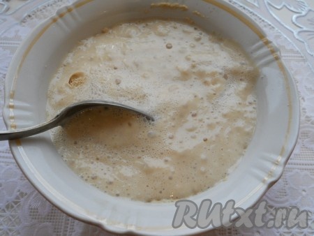 Оставить в теплом месте на 15 минут, пока образуется "шапочка". Перемешать.