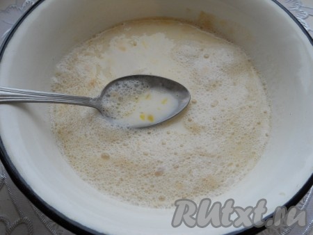 В подошедшую дрожжевую смесь добавить яйцо, влить молоко и хорошо перемешать.