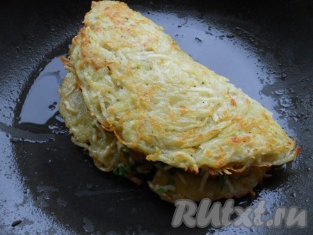Сразу же (аккуратно) накрыть другой стороной лепешки и немного прижать. Обжаривать сложенную лепешку с начинкой до желаемой корочки.
