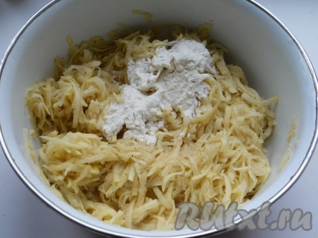 Хорошо перемешать и всыпать муку.