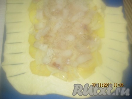 Не доходя до начинки, надрезаем края теста полосками, примерно 2 сантиметра.
