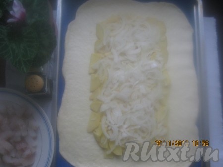 Поверх картофеля выкладываем лук.
