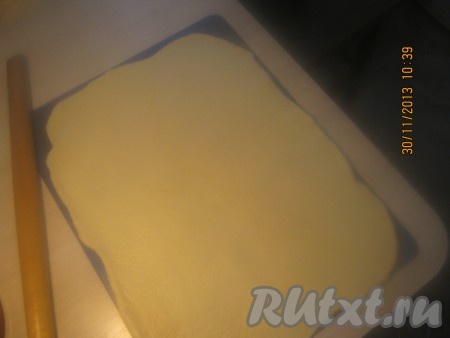 Раскатать тесто. Тесто лучше сразу раскатывать на листе, застеленном пергаментной бумагой, или, как я, на силиконовом листе.
