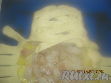 Затем полоски "переплетаем", должно получиться как на фото.
