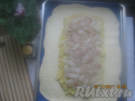 Поверх лука выкладываем слой рыбы. Солим и перчим по вкусу.
