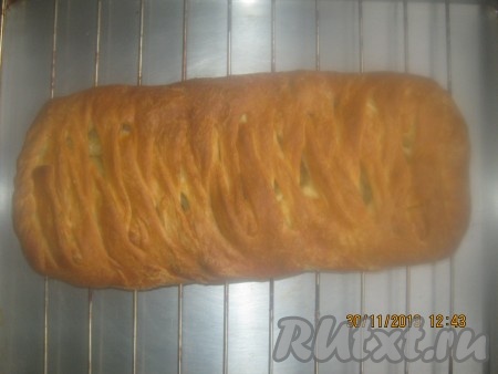 Готовый пирог выкладываем на решетку, чтобы остыл. Должен получится вот такой красивый и аппетитный пирог.
