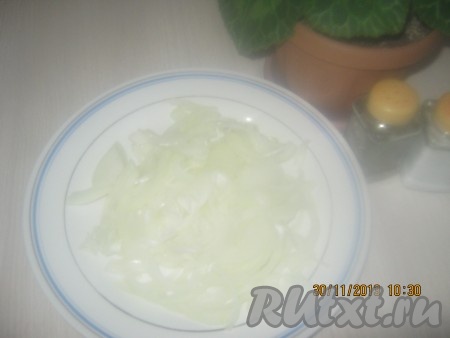 Нарезать лук тонкими полукольцами.