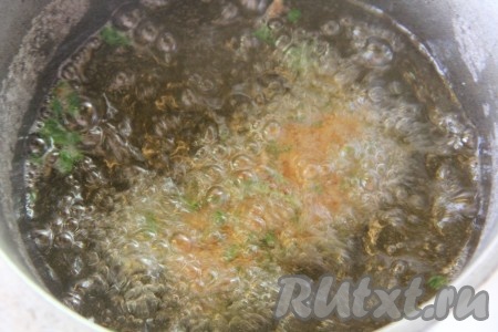 Разогреть растительное масло в казанке или фритюре. Выложить туда наши рыбные палочки и обжарить со всех сторон до румяной корочки.
