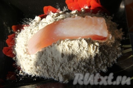 Рыбу обвалять в муке.