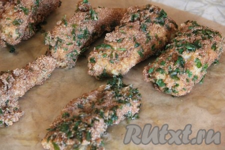 Готовые палочки выложить на пергаментную бумагу, чтобы впитался лишний жир.