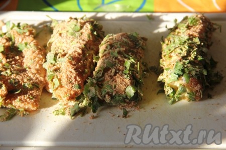 Затем обмокнуть в яйцо и хорошенько обвалять в смеси из сухарей и зелени.&nbsp;
