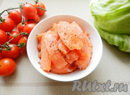 Филе лосося нарезать небольшими полосками, приправить солью и перцем, оставить на 15 минут.