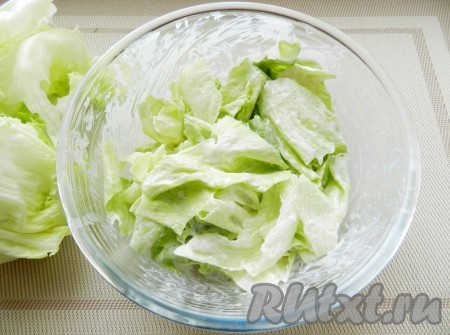 Смешать салат с соусом.