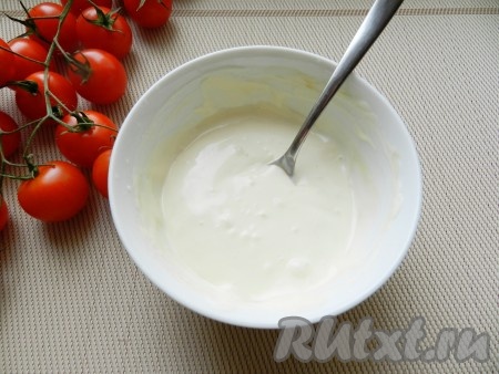 Для соуса смешать майонез и лимонный сок.
