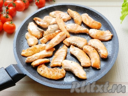 Затем обжарить кусочки филе лосося на растительном масле с обеих сторон до готовности.
