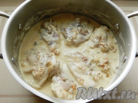 Перемешать, чтобы мясо было покрыто соусом. Тушить курицу в ореховом соусе под крышкой на медленном огне примерно 30 минут до полной готовности мяса.
