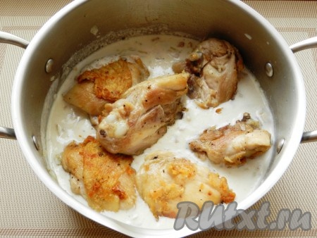 В ореховый соус выложить обжаренные куриные бедра.
