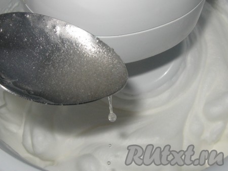 Не переставая взбивать белки, тонкой струйкой (или буквально по каплям) влить в них сироп и продолжать взбивать ещё 15 минут, в конце взбивания добавить 1 чайную ложку лимонного сока, должна получиться блестящая, эластичная масса.