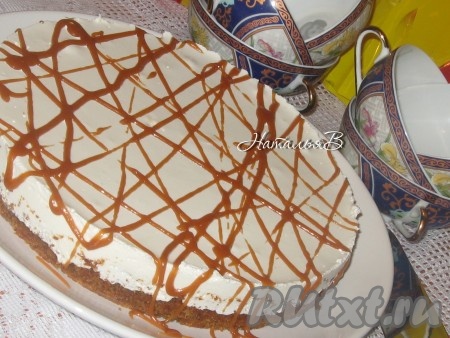  Украсить торт "Птичье молоко" по своему вкусу. Я сделала сеточку из карамельного соуса (2 сливочные конфеты "Коровка", немного сливочного масла и 1 столовую ложку нежирных сливок поставить на 1 минута в микроволновку при высокой мощности).