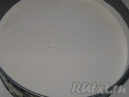 Готовую массу выложить в форму на корж и убрать в холодильник до полного застывания (минимум на 1 час).