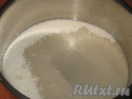 Для приготовления суфле нужно желатин замочить в 100 миллилитрах холодных сливок, оставить минут на 15-20. Охлаждённые белки начать взбивать миксером в густую пену. Тем временем сахар растворить в 50 миллилитрах горячей воды, поставить на маленький огонь и варить, помешивая, до полного растворения сахара, сироп снять с огня и дать ему немного остыть.